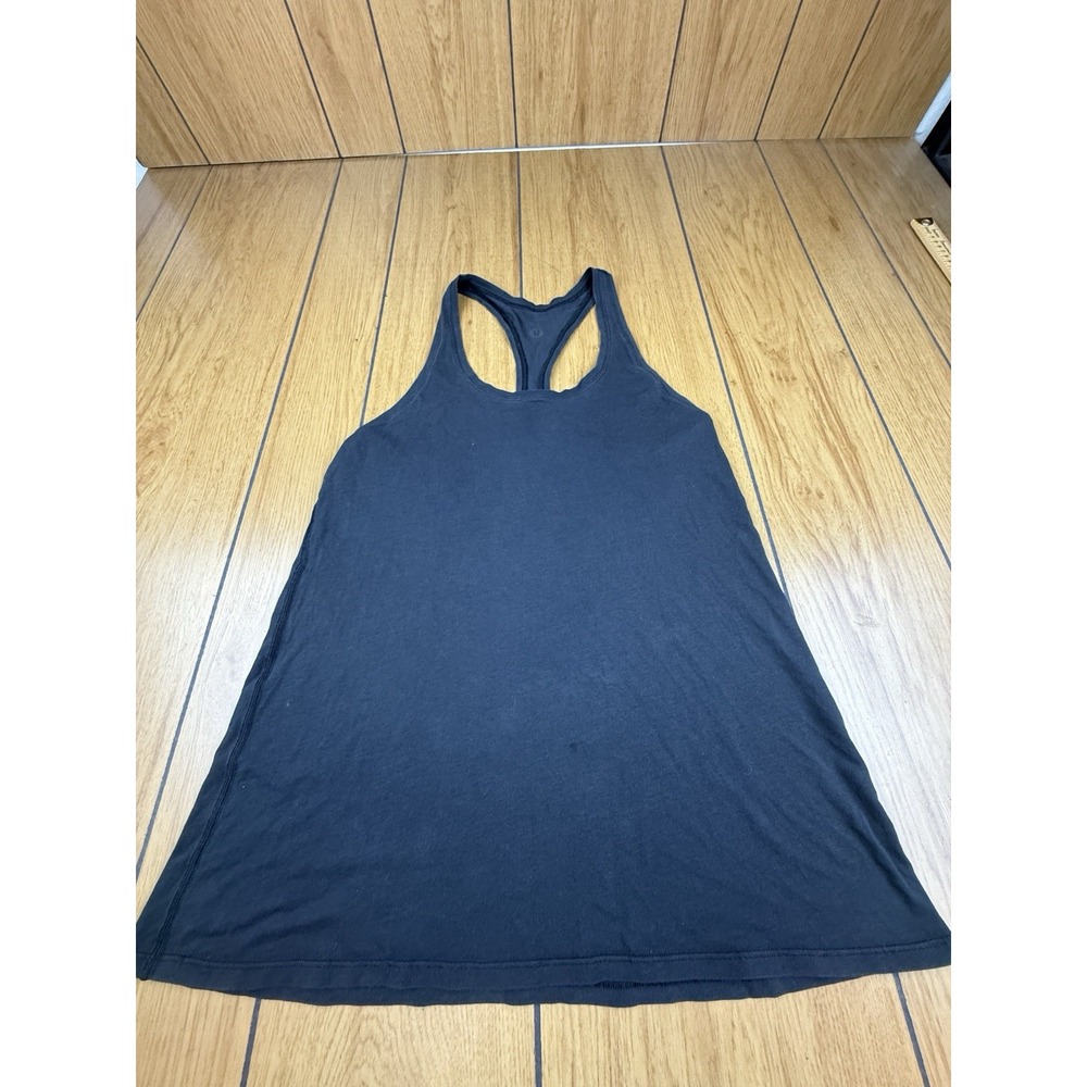 Lululemon Racerback Tank‎ looks like a medium look a pictures